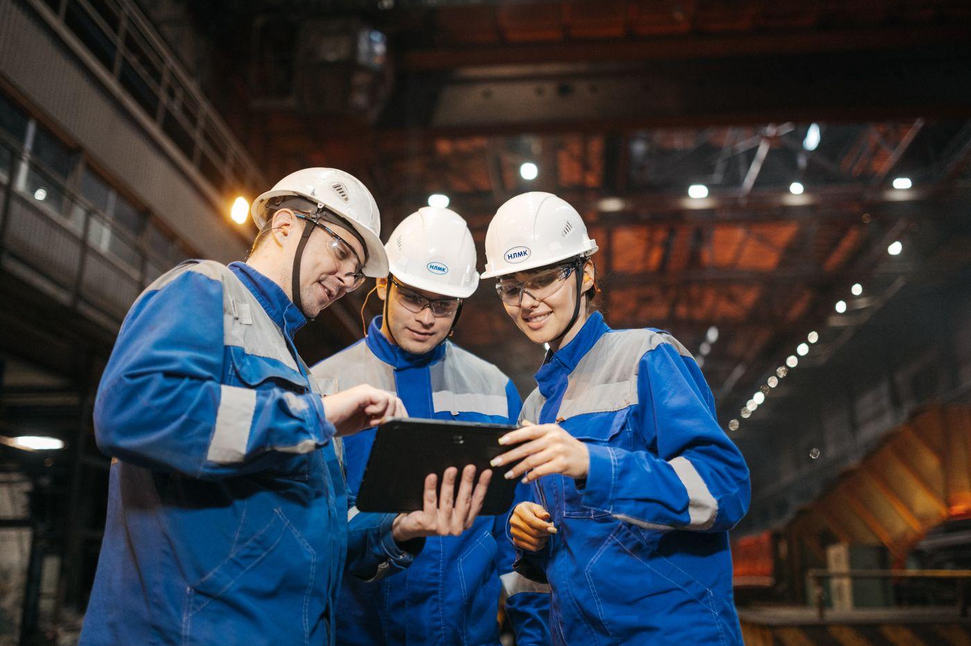 Equipo de ingenieros de Lexpro revisando datos en una planta industrial